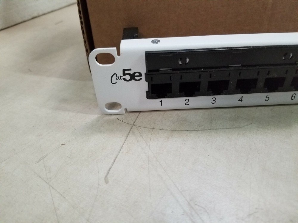HUBBELL HP5E24W PATCH-PANEL CAT5E 24 PORT UNI, WHITE