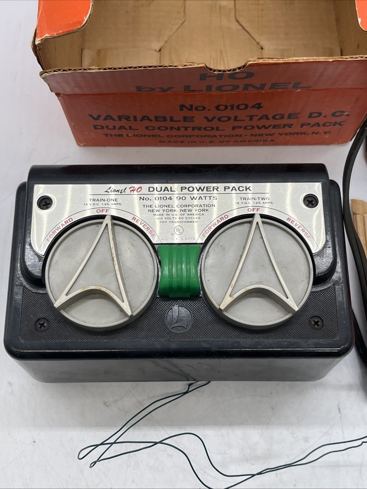 Lionel Variable Voltage Dual Control Power Pack NO: 0104 w/Box
