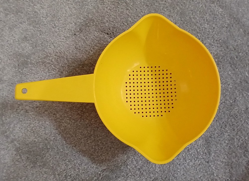 Tupperware 7" Yellow 1 Quart Strainer Colander With Handle #1200 EUC