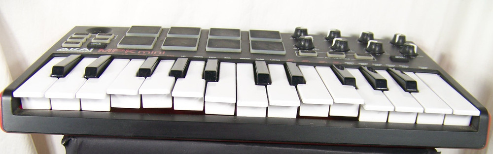 Akai MPK mini professional keyboard NEEDS WORK