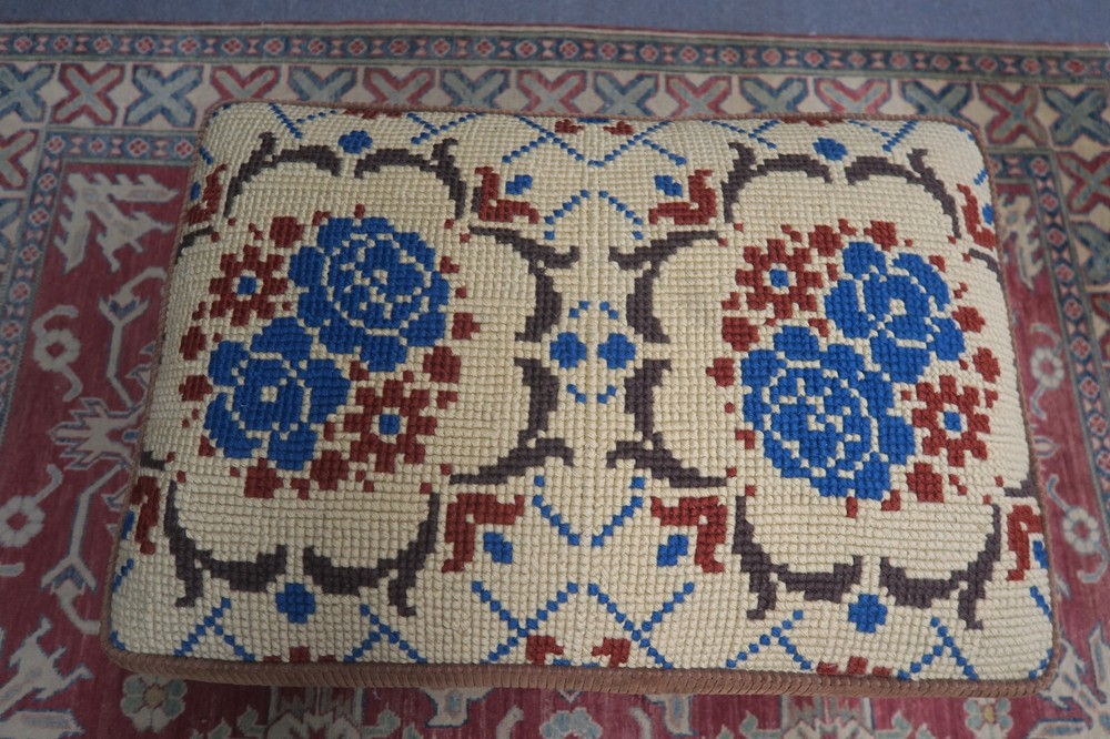 Handmade Needlepoint Wood Frame Leg Soderquist Decorators Ottoman Stool 18"x26"