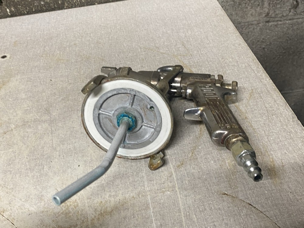 Binks 2100 Spray Gun with cup USA Used