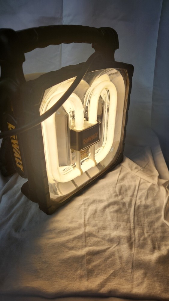 DEWALT DC020 18V BATTERY/120V WORK LIGHT TESTED/WORKS