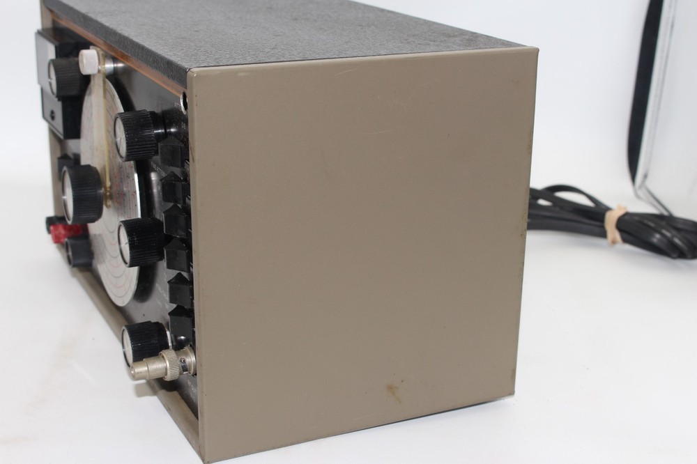 B&K Precision Solid State Model E-200D RF Signal Generator Parts Only Untested