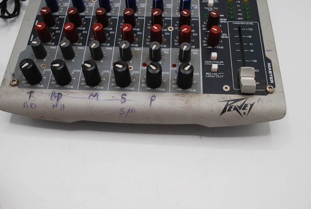 PEAVEY PV8 MIXER POWERS ON