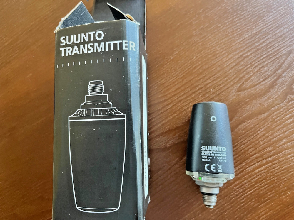 Suunto Di4 wrist computer and wireless tank pressure transmitter