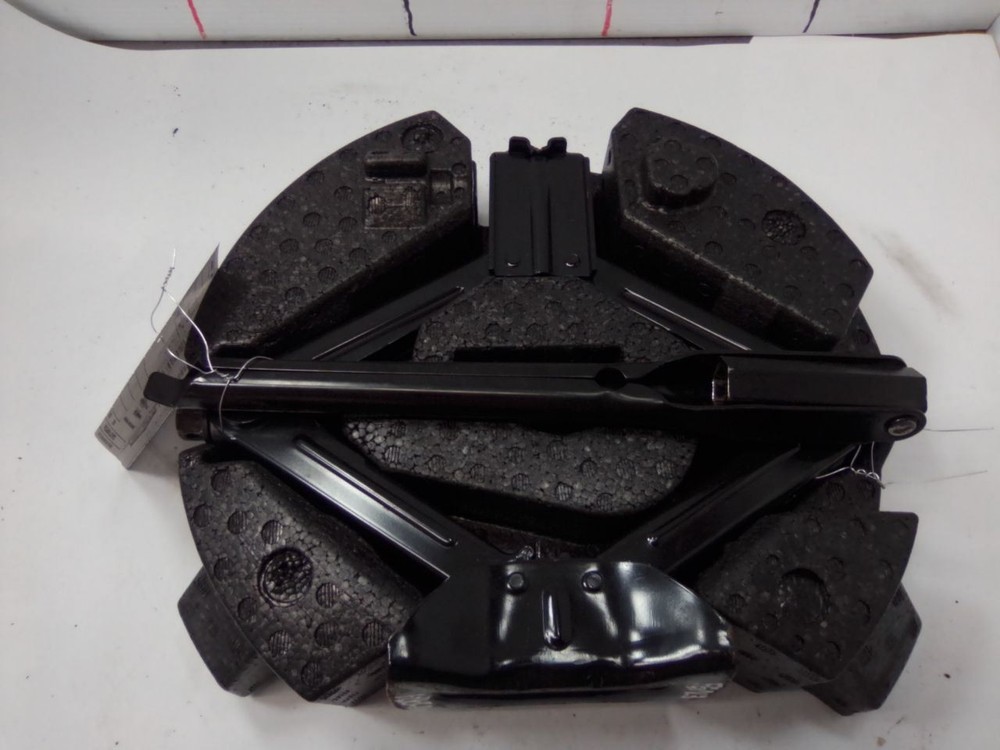 2016 ESCAPE Jack with tool 12744833