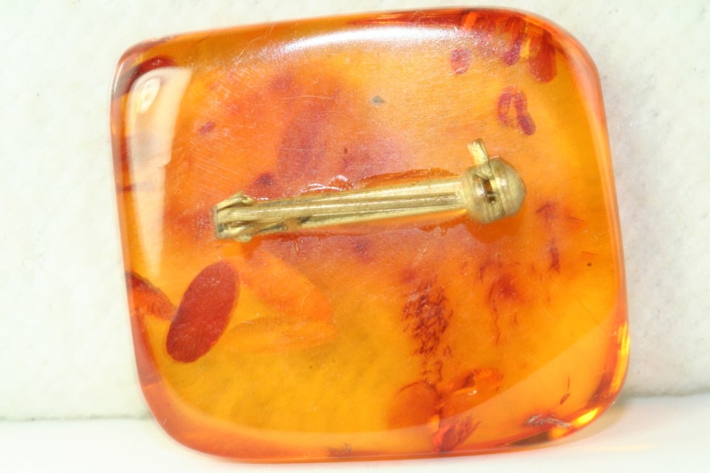 1940'S VINTAGE AMBER PIN
