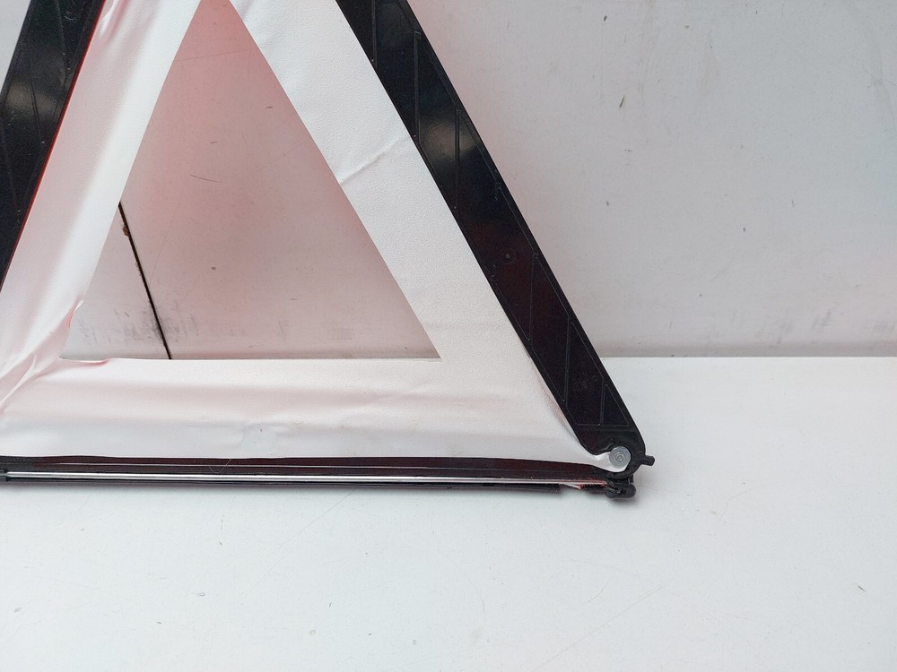 VOLVO V40 EMERGENCY HAZARD WARNING TRIANGLE 2014 5658258