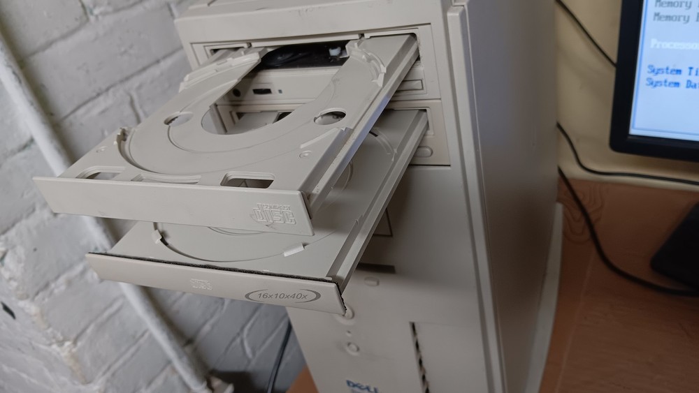Vintage Dell Dimension 4100 Retro Desktop Computer Intel Pentium 733 MHz Boots