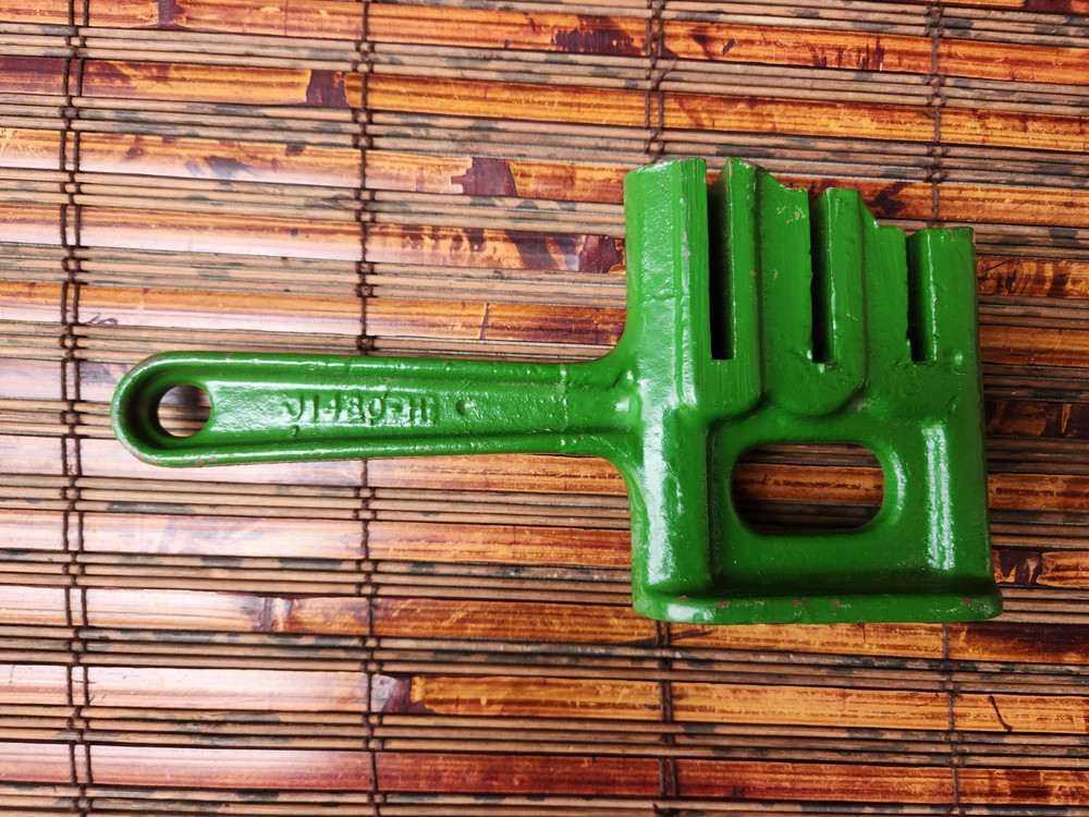 JOHN DEERE CHAIN BREAKERl TOOL J1480- H SUPER NICE CONDITION