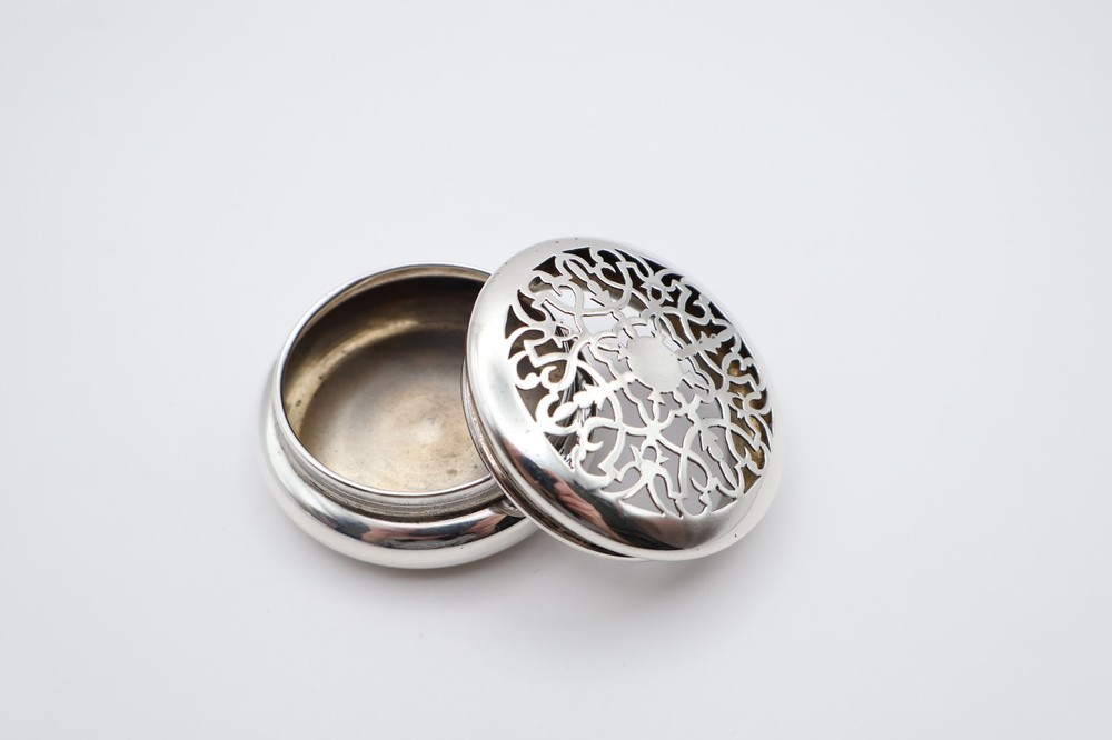 Lovely Antique Solid Silver Potpourri Box Hallmarked London 1908