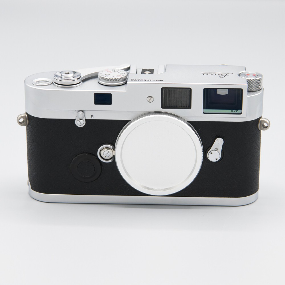 Silver anodized metal Leica M-mount camera body cap