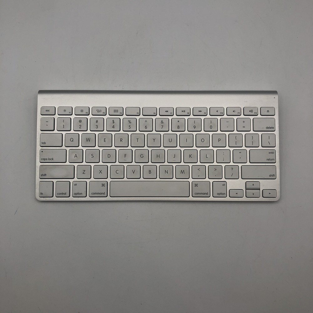 Apple A1314 Wireless Bluetooth Keyboard Silver And White