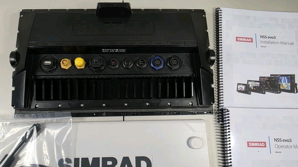 Simrad NSS16 evo3 16” MFD Chartplotter Fishfinder – Excellent Condition_