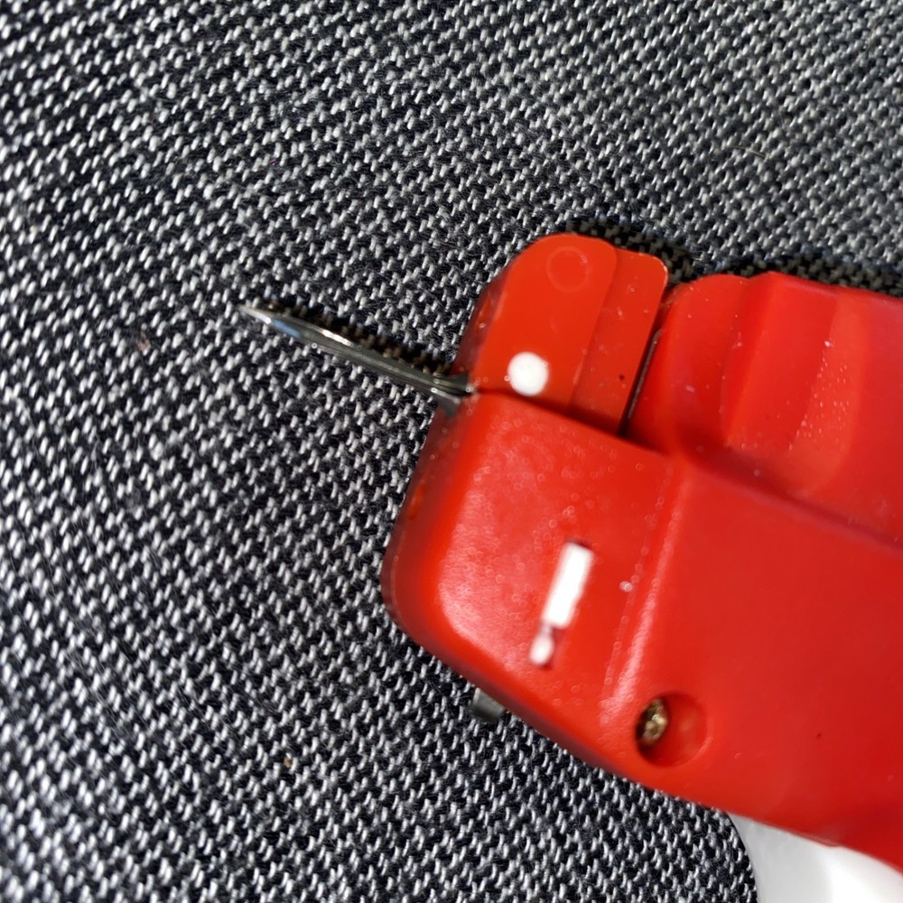 Dritz Quilter's Basting Gun & 2000+ Tacks