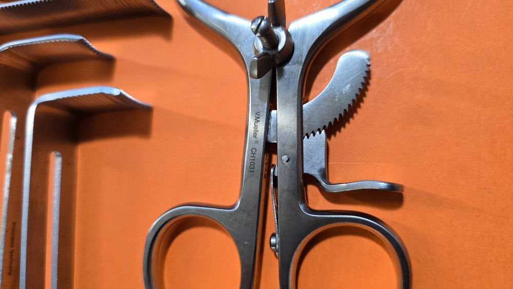 V.Mueller Surgical Henley Retractor Set .