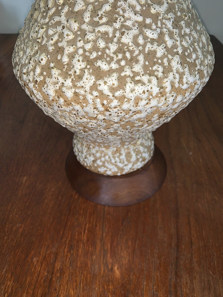 MAGNIFICENT MID CENTURY MODERN TEXTURED CERAMIC TABLE LAMP!