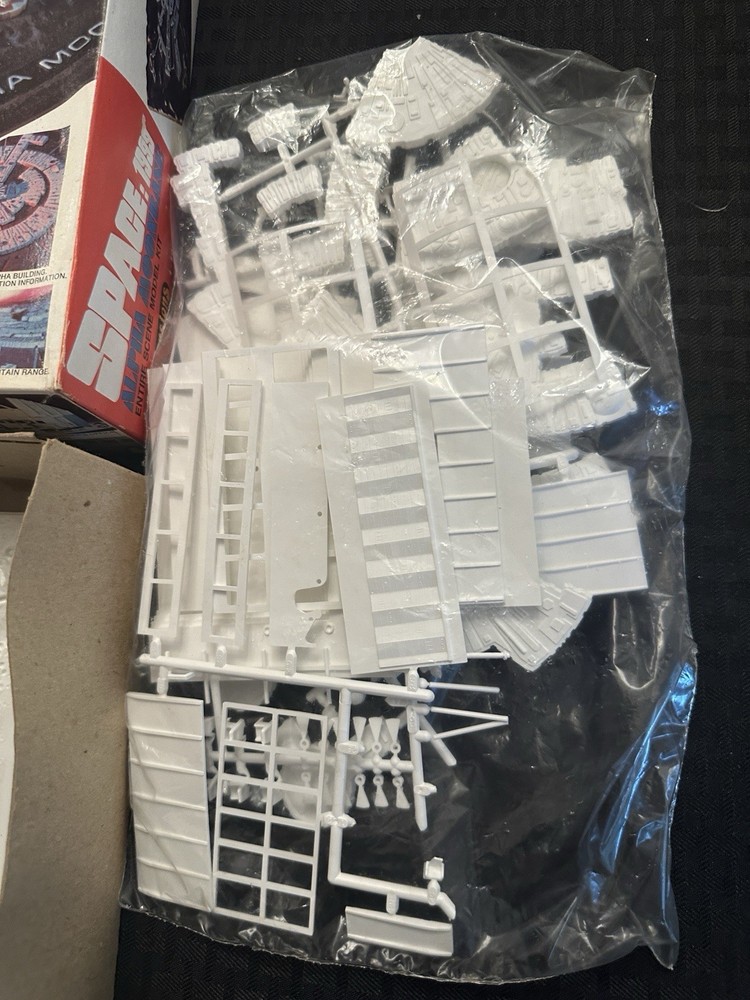 FUNDIMENSIONS 1976 SPACE:1999 ALPHA MOONBASE (18”X12”) KIT Model