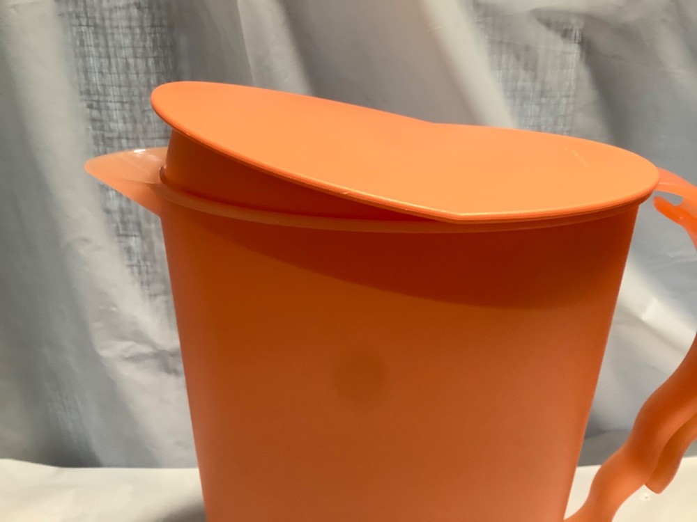 Tupperware Impressions 2 Quart Refrigerator Pitcher 3333 Orange NICE