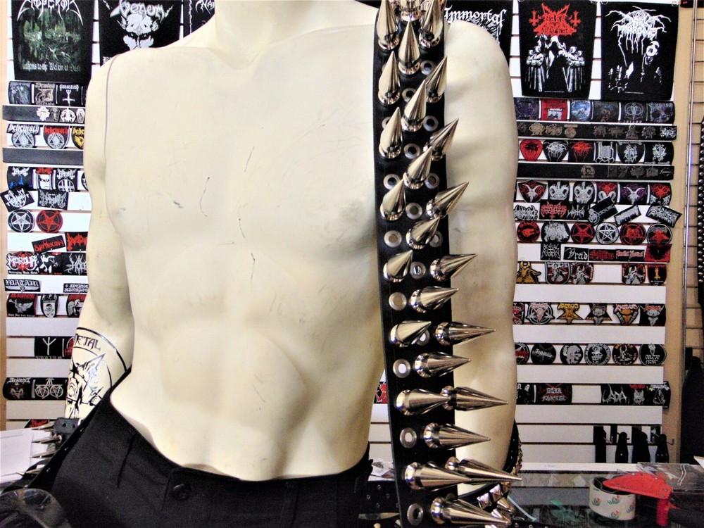 LEATHER SPIKED GUITAR STRAP. (MDLS0056)..... SUFFOCATION