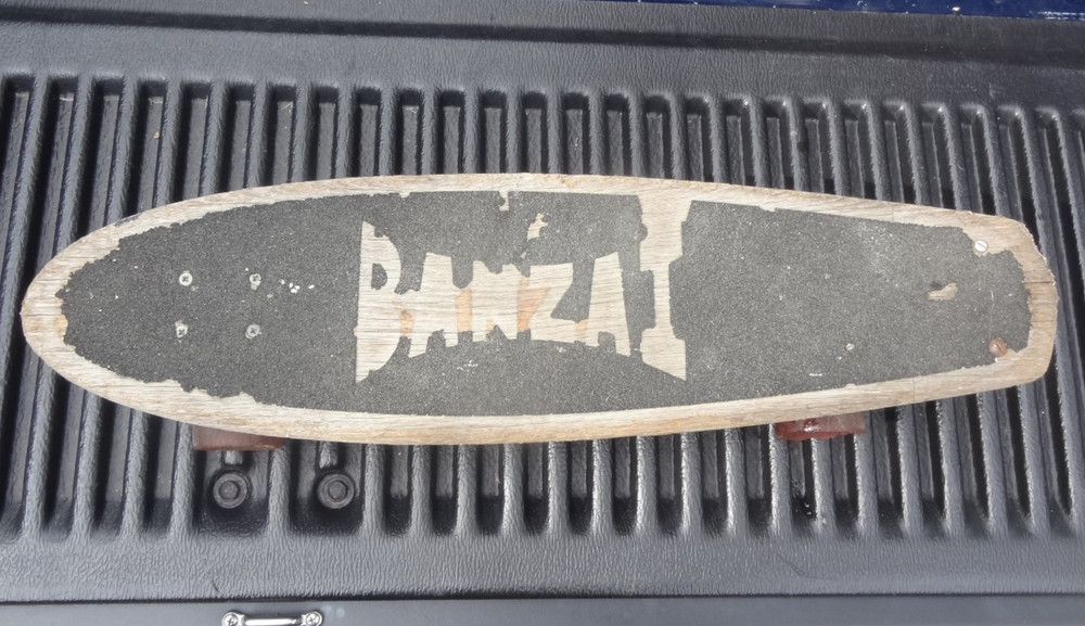 BANZAI  70's vtg Skateboard complete