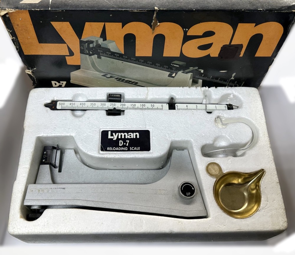 LYMAN “D-7” PRECISION RELOADING POWDER SCALE WITH “BEAM LIFTER” CONTROL KNOB