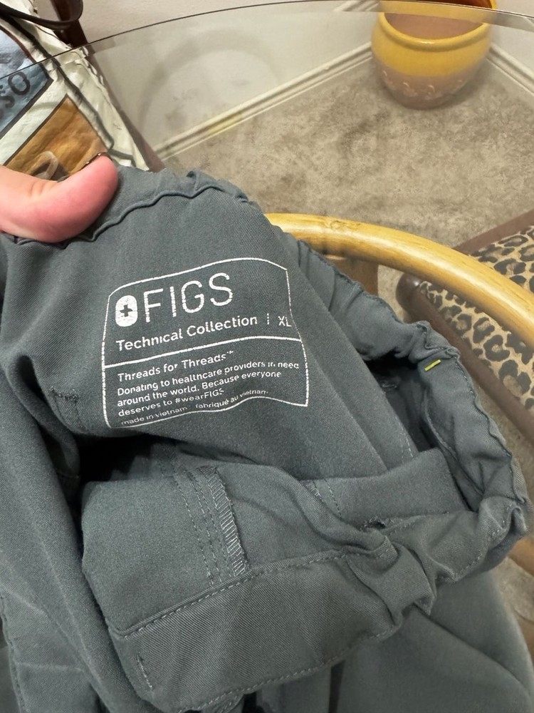 FIGS Technical Collection Scrub Set Graphite Top & Pants Size XL