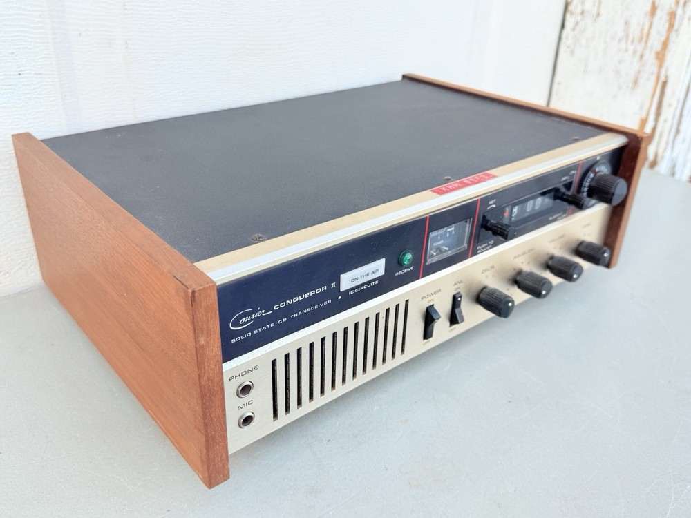 Vintage Courier Conqueror II CB Transceiver Radio Powers On Untested