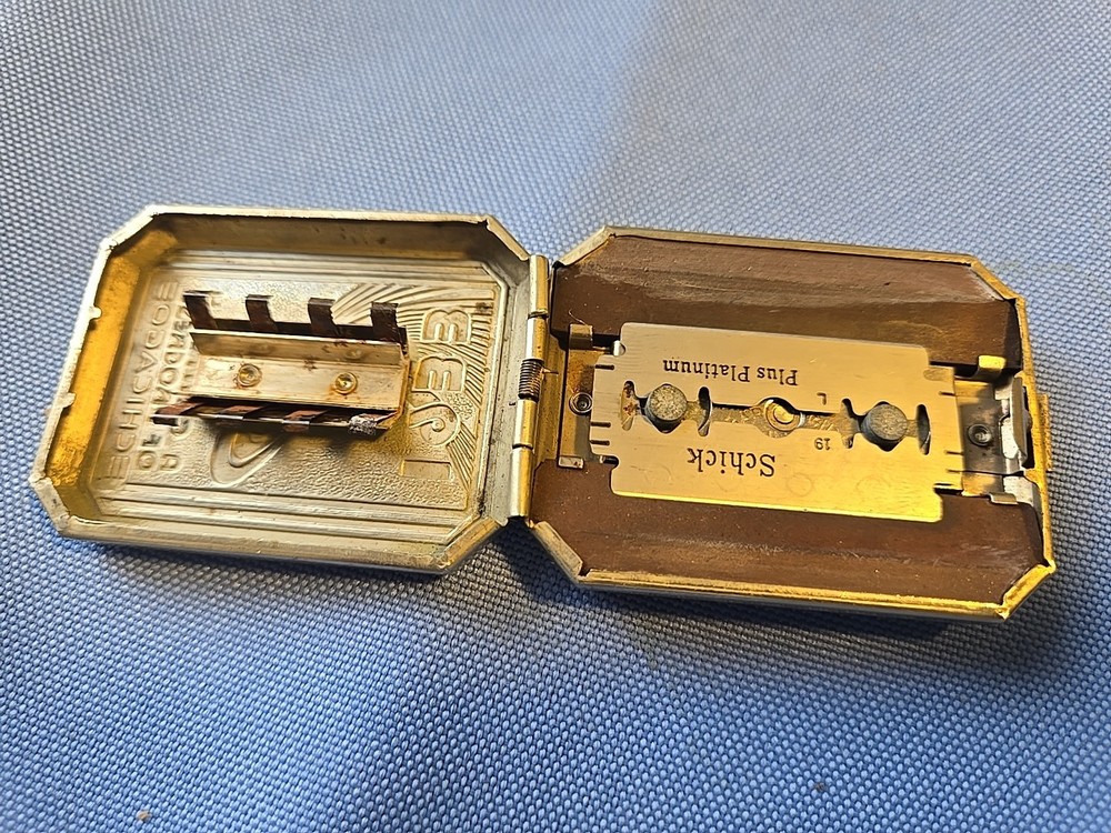 1933 Razor Blade Sharpener, Very Rare Poket DE Blade Sharpener