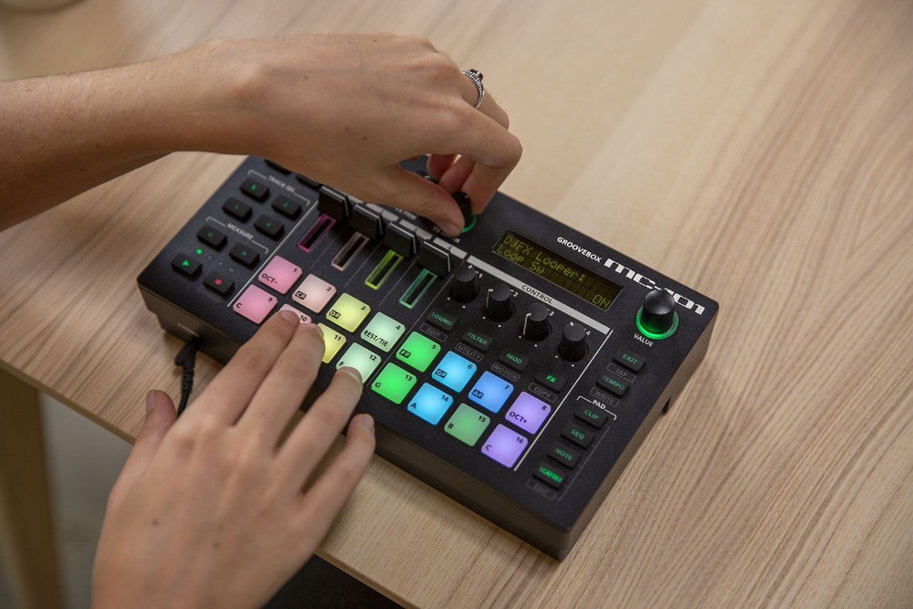 Roland MC-101 Groovebox