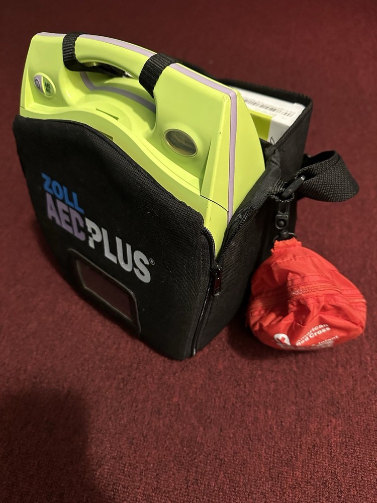 Zoll AED Plus Defibrillator with Pad , Carry Case & Extras(Read Description)
