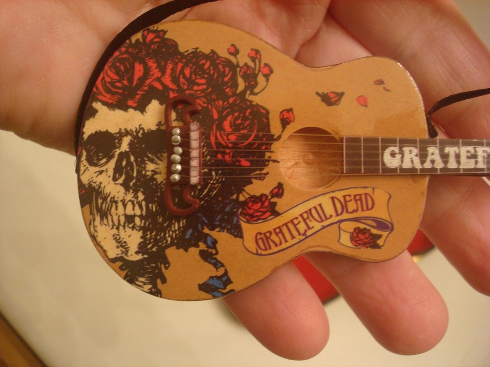 GRATEFUL DEAD MINIATURE GUITAR ORNAMENT