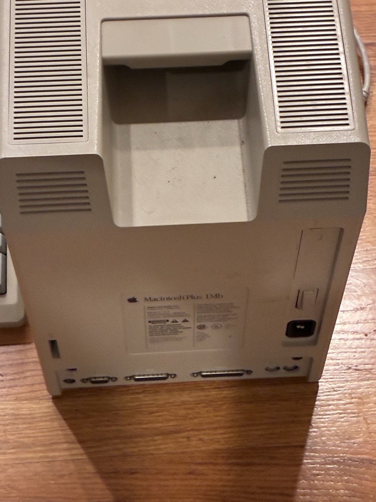 Vintage Macintosh Plus 1MB Apple Computer Model M0001A WORKS -w Keyboard + Mouse