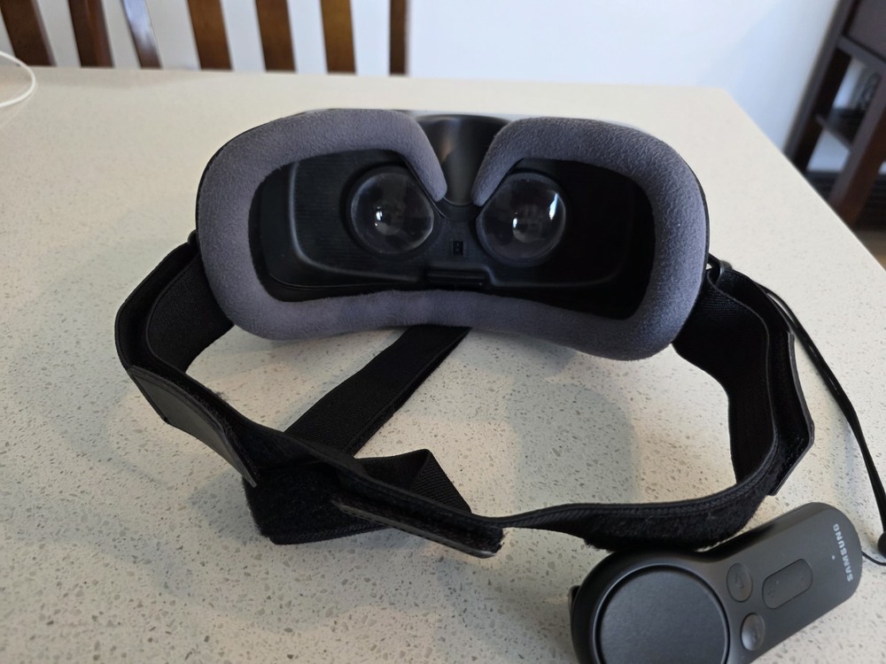 Samsung Gear VR Black Plastic Smartphone VR Headset with Controller for Oculus