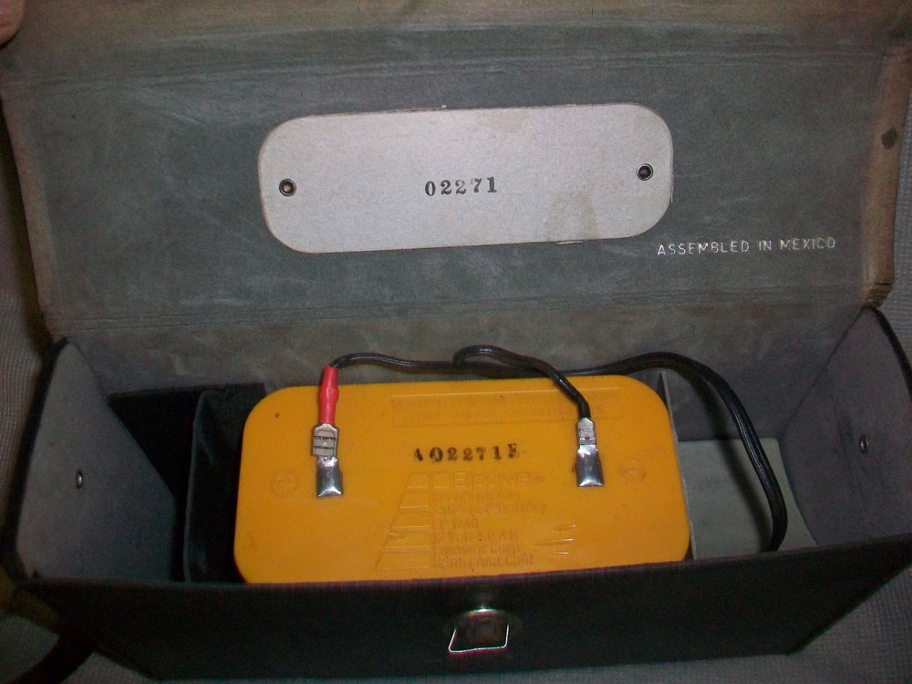 VINTAGE SONY BCP-4 BATTERY PACK & CASE