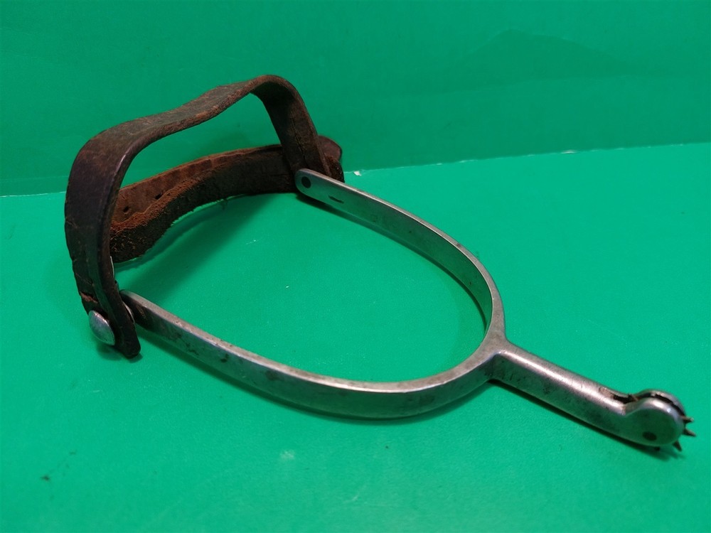 SINGLE ANTIQUE LONG SHANK NICKLE SPUR WITH LEATHER STRAP