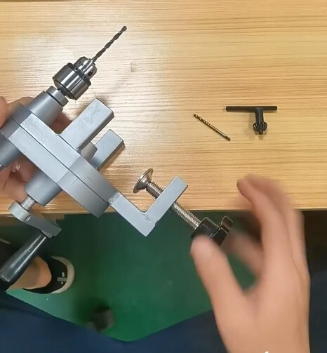 Manual tapping machine includes chuck and hand cranked tapping machine