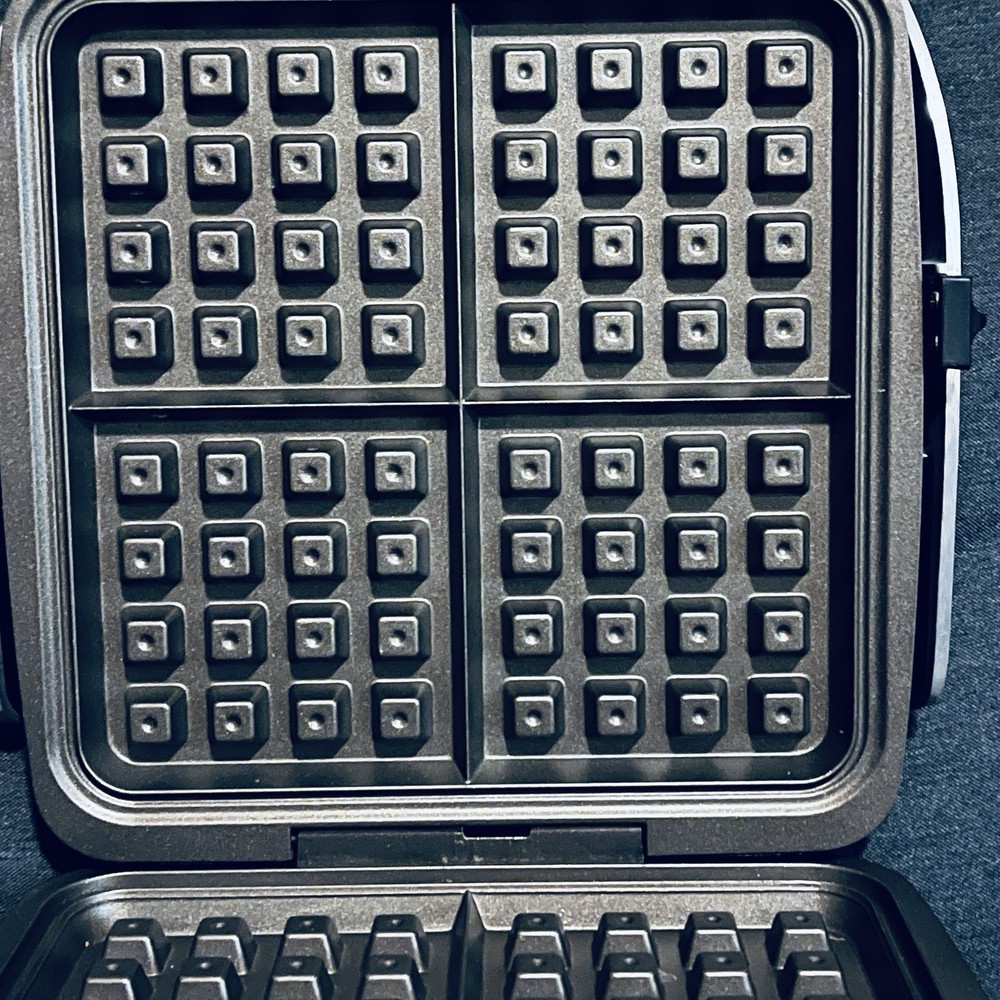 Calphalon Waffle Maker 4-Slice Silver Good Adjustable Browning Control Dial