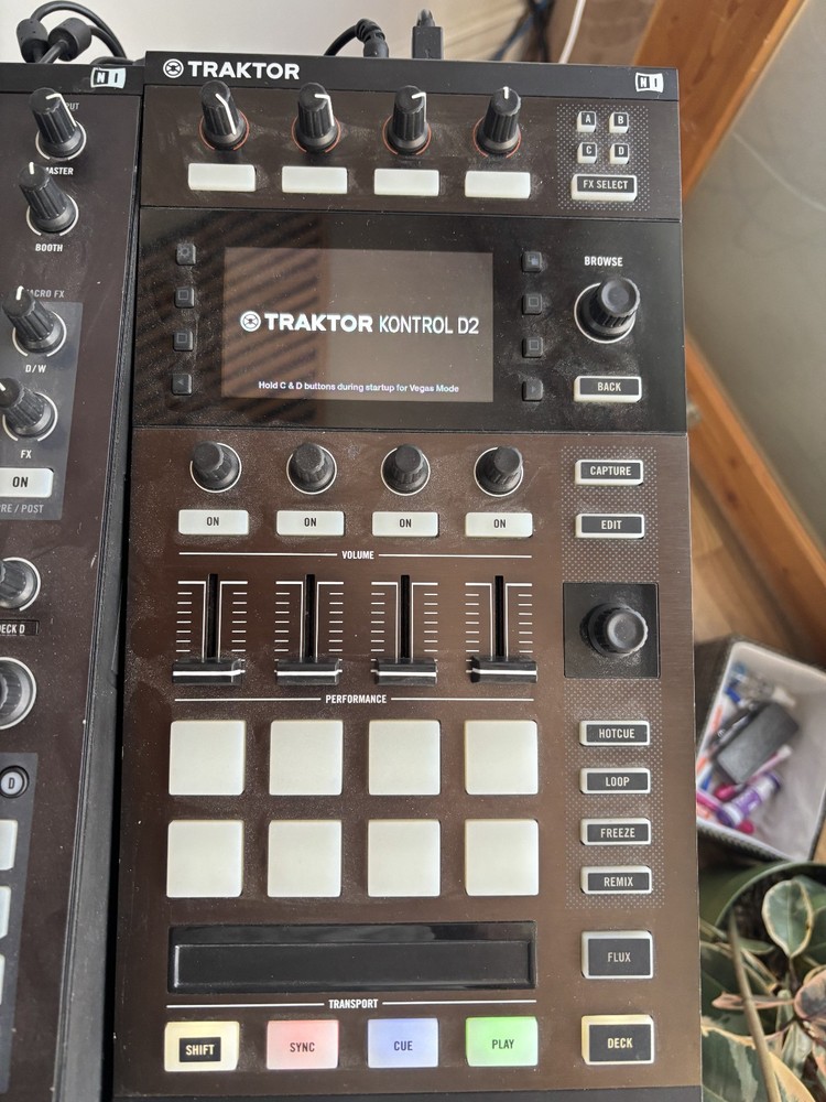 Native Instruments Traktor Kontrol D2 DJ Controller #2