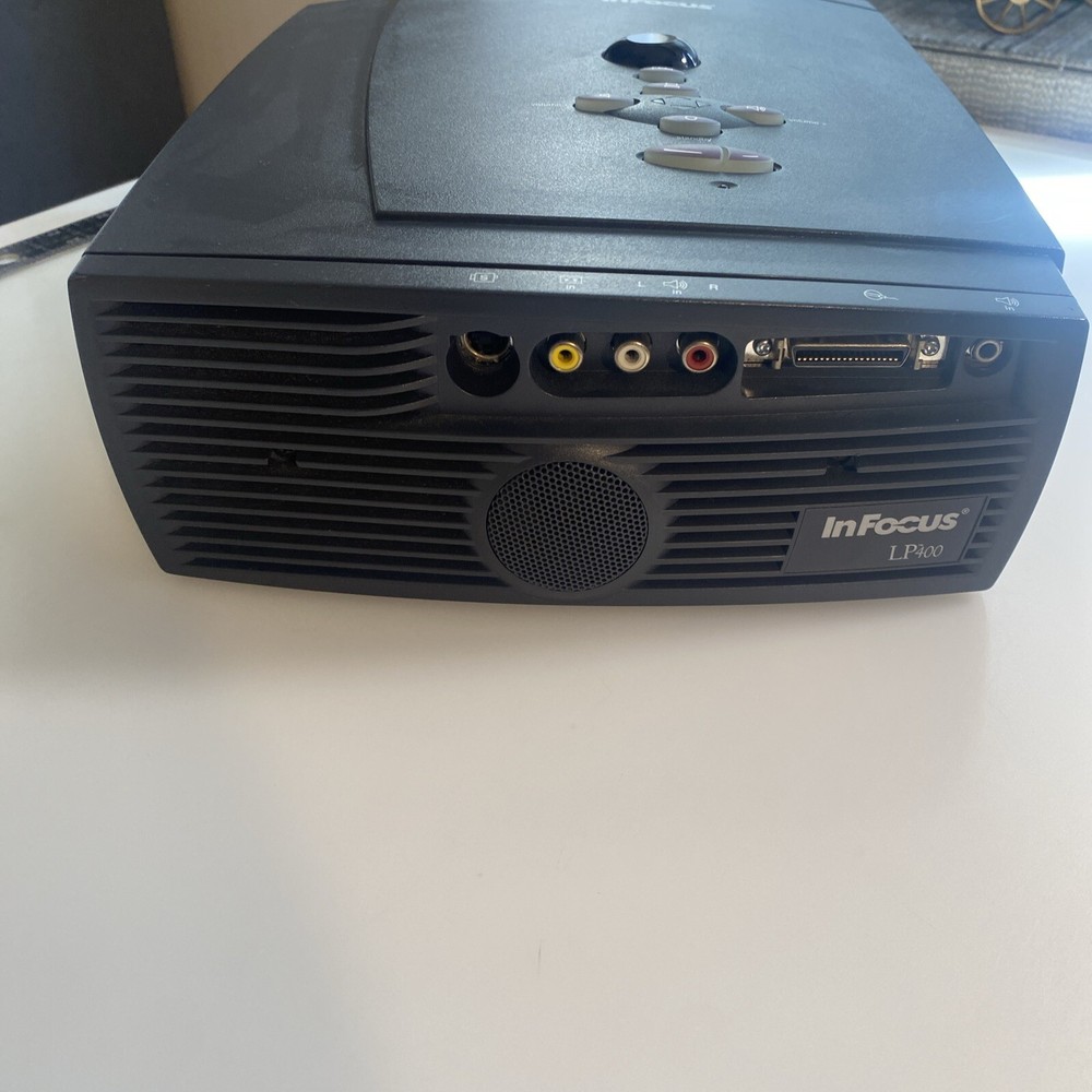 InFocus LP400 800x600 Projector 📽️ Untested Powers 🆙 and runs za3