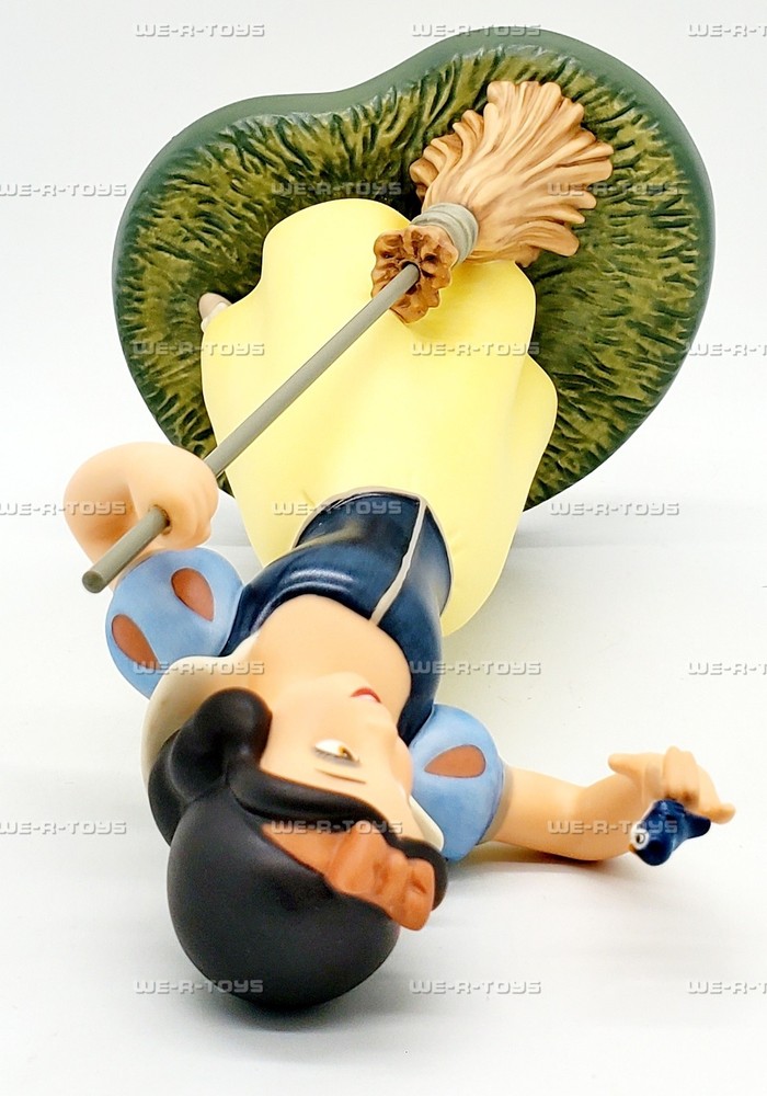 Disney Classics Collection Snow White Whistle While You Work Figure CW037