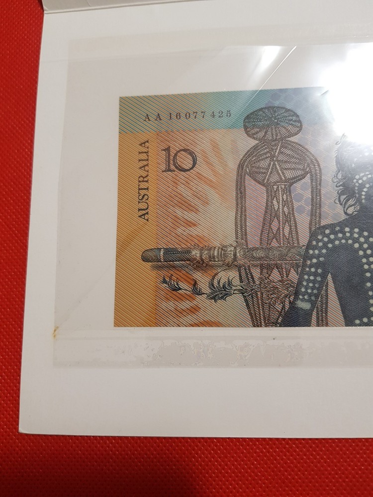 1988 AUSTRALIAN $10 FRASER/JOHNSTON FIRST POLYMER NOTE FOLDER AA 16 077425