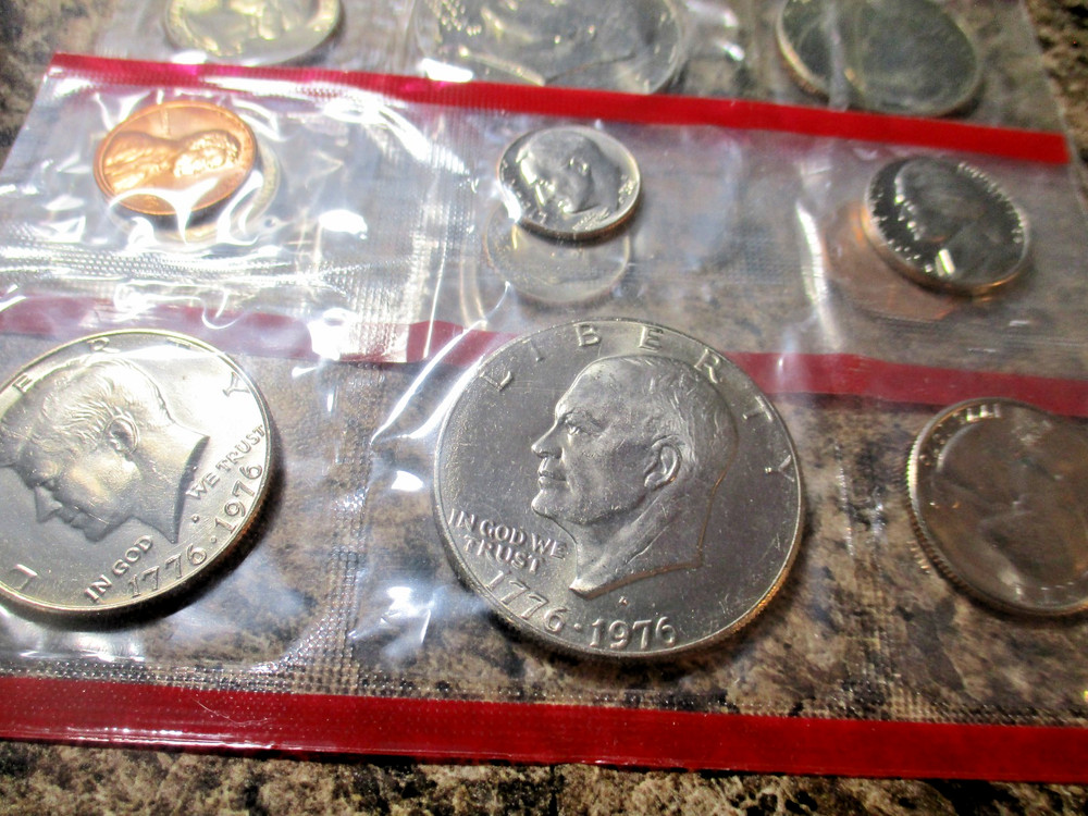 1976-D 1/2 MINT SET WITH EISENHOWER DOLLAR