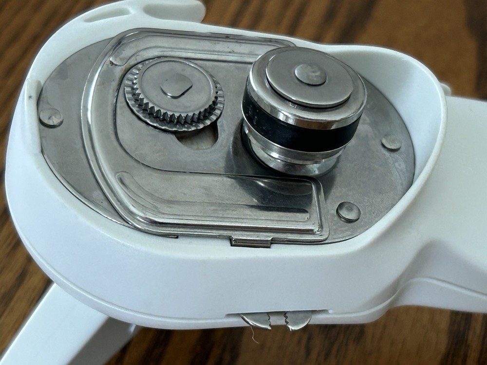Pampered Chef Smooth Edge Manual Can Opener – White EUC