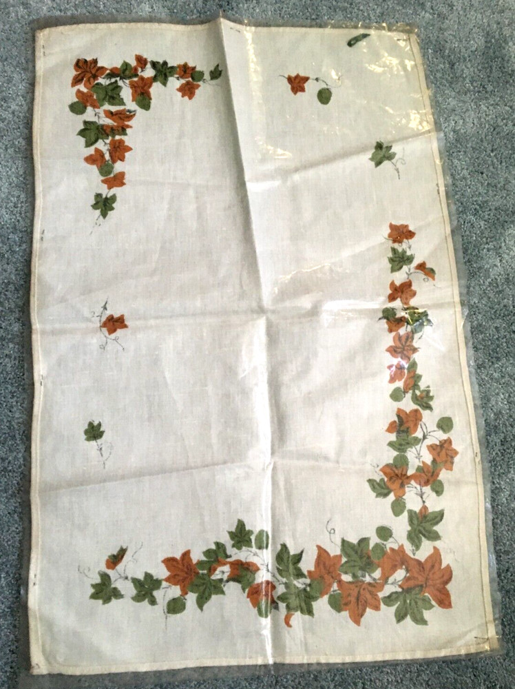 TABLE RUNNER TOPPER Doily RECTANGULAR Fall Leaves Berry Vine WHITE CLOTH 27" VTG