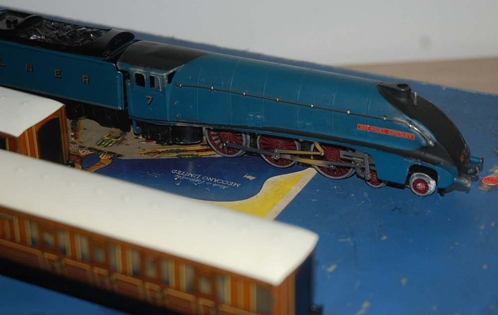 HORNBY DUBLO EDP PASSENGER TRAIN SET 'SIR NIGEL GRESLEY' BOXED