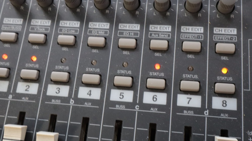 Roland VS-880 VXpanded Digital Studio Workstation Powers up UNTESTED N