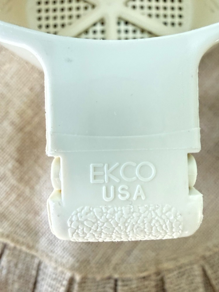 EKCO Hand Held 3-Cup Sifter With Lid-Off White-EUC