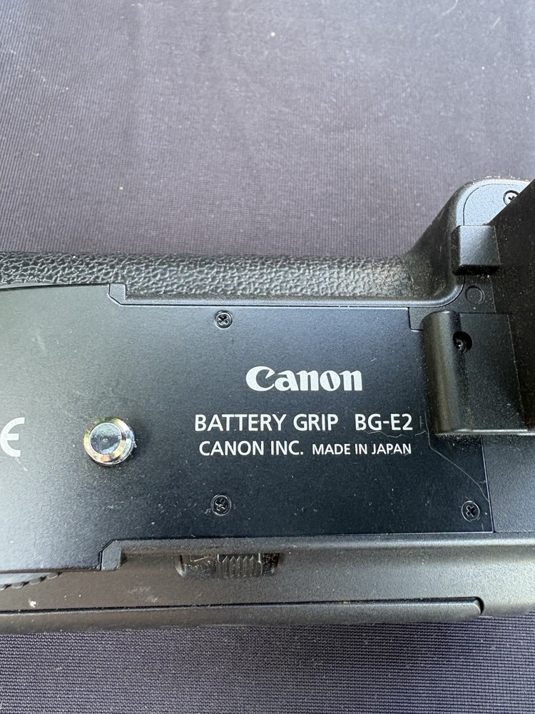 Canon BG-E7 Battery Grip ( missing battery compartment)
